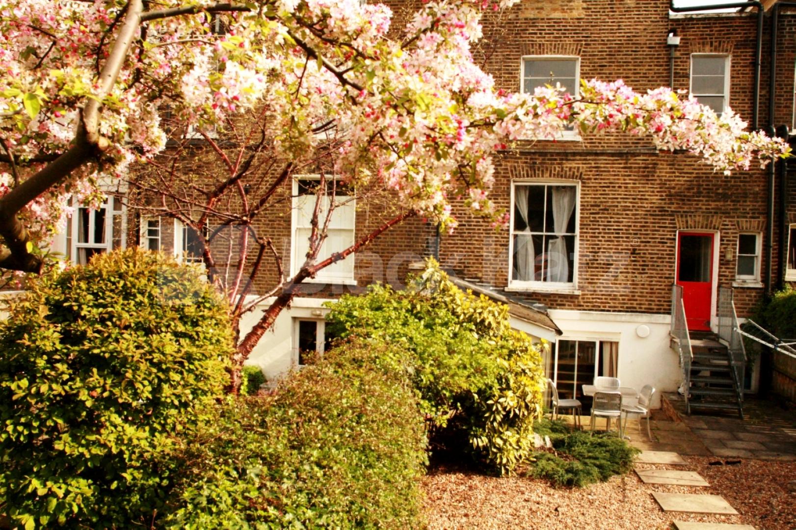 			LARGE 4 BED / 2 BATH!, 4 Bedroom, 1 bath, 1 reception Flat			 St Johns Villas, ARCHWAY